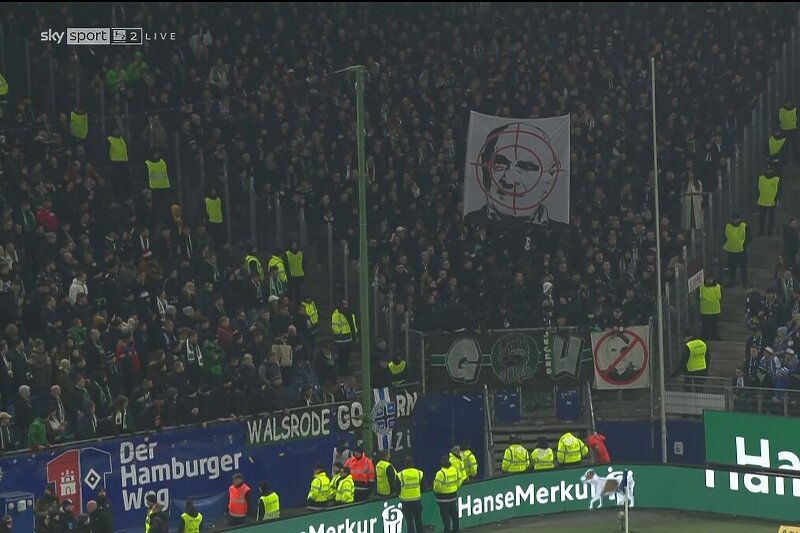 Navijači Hannovera istakli transparent s metom na čelu predsjednika kluba (Foto: Screenshot)