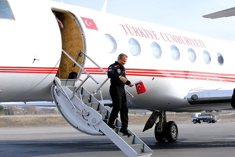 Alper Gezeravci prilikom dolaska na aerodrom u Ankari (Foto: X.com/Tubitak)