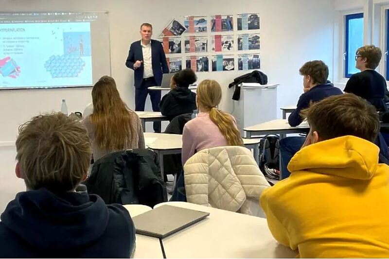 Zaposleni u finansijskom sektoru Danske drže predavanja tinejdžerima (Foto: Danmarks Nationalbank)