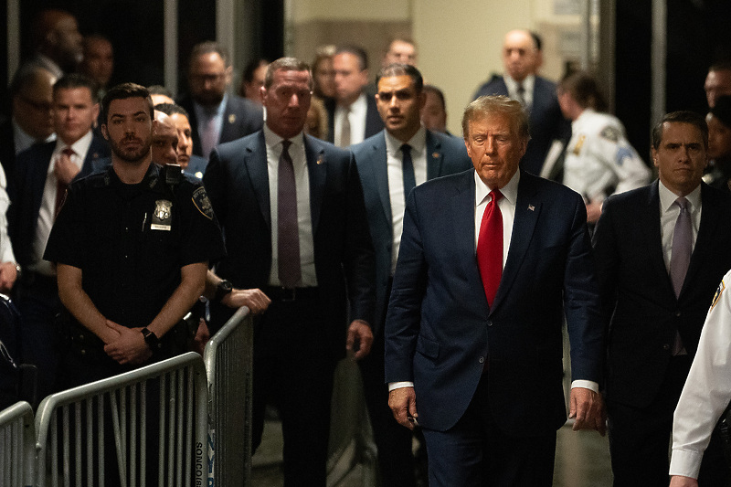 Donald Trump uoči dolaska na suđenje u New Yorku (Foto: EPA-EFE)