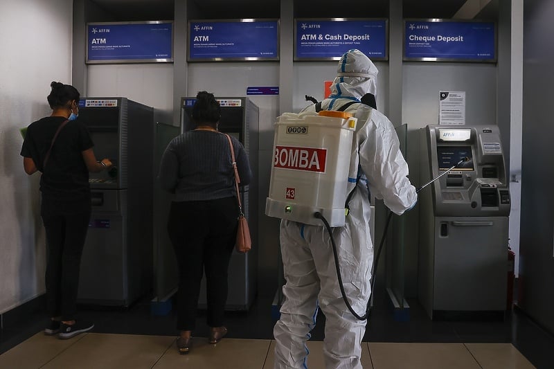 Malezijci uzimaju novac s bankomata tokom pandemije koronavirusa (Foto: EPA-EFE)