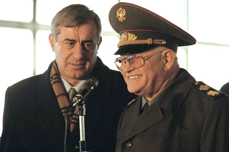 Pavle Bulatović (lijevo) i Igor Sergeyev (desno) u Beogradu 1999. godine (Foto: EPA-EFE)