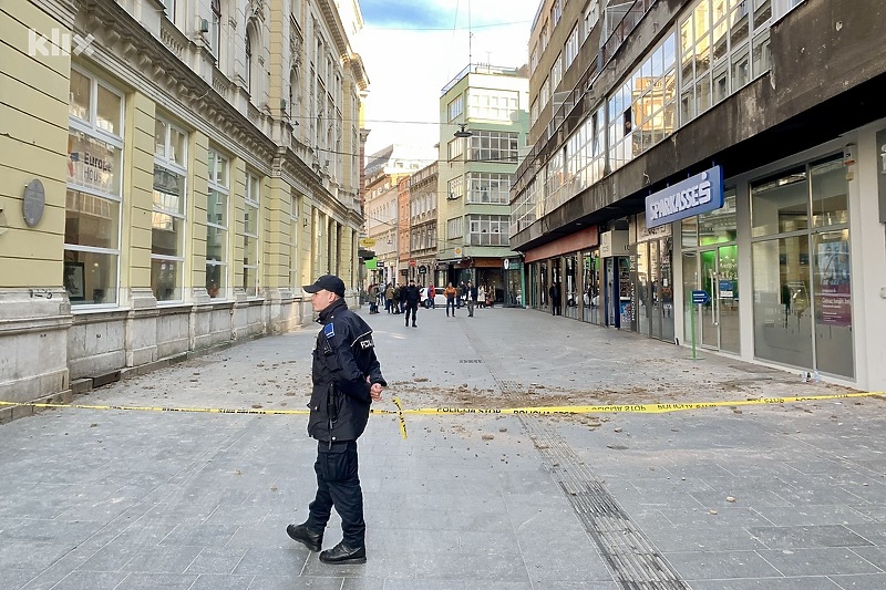 U centru Sarajeva je jučer došlo do obrušavanja fasade, a povrijeđena je jedna žena (Foto: Klix.ba)