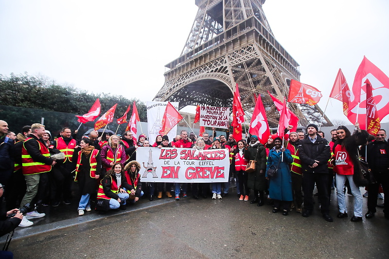 Demonstranti ispred tornja u Parizu (Foto: EPA-EFE)