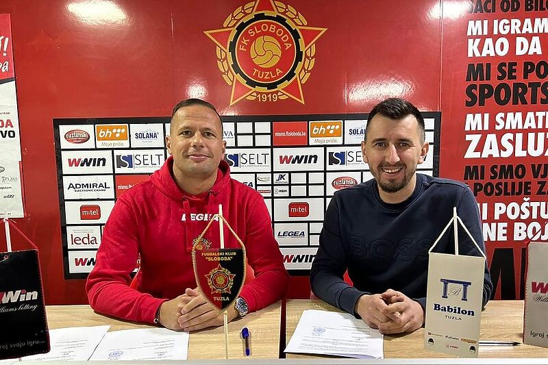 Nikola Komazec na potpisu ugovora sa FK Sloboda (Foto: FK Sloboda)