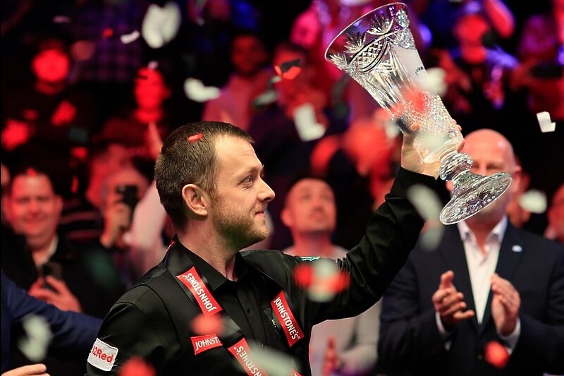 Allen s novim trofejem (Foto: World Snooker Tour)