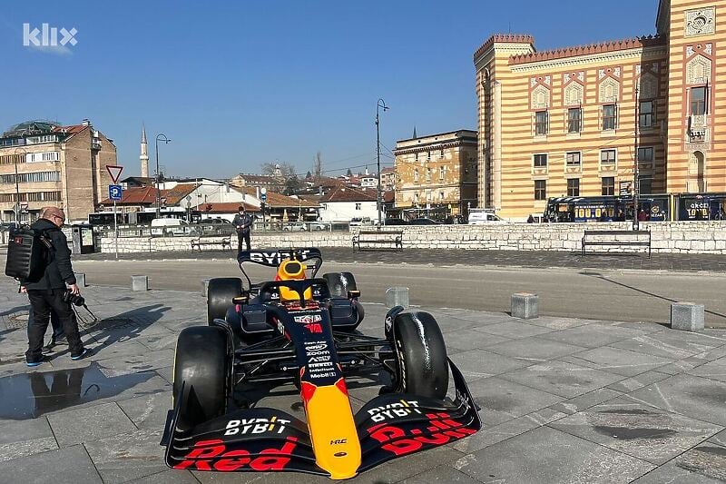 Bolid na Trgu prekoputa Vijećnice (Foto: Klix.ba)