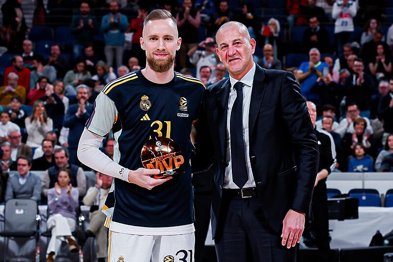 Musa s prestižnom nagradom (Foto: Real Madrid Basket)