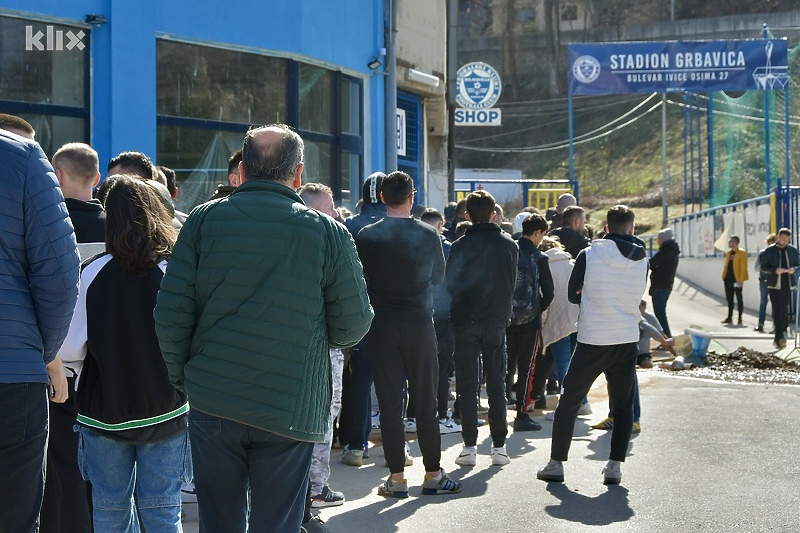 Navijači formirali ogroman red za kupovinu karata (Foto: I. Š./Klix.ba)