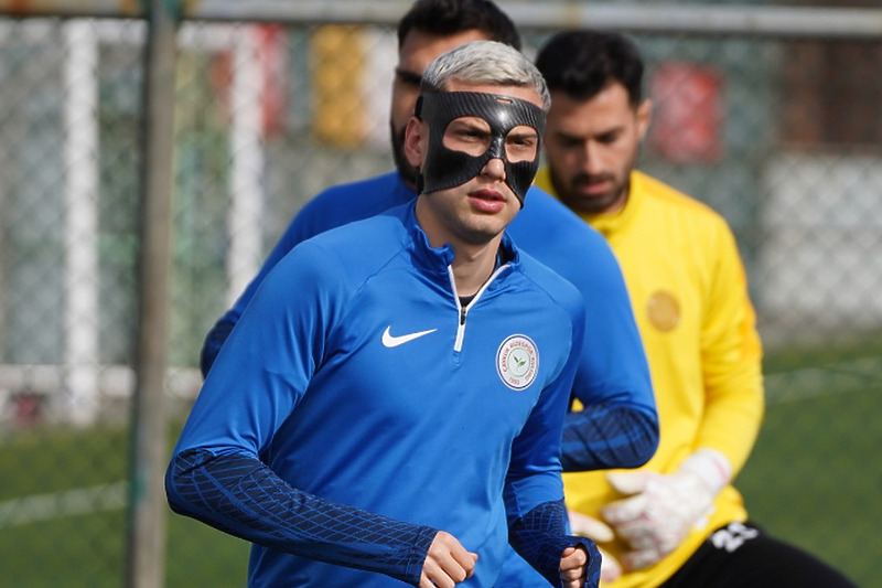 Varešanović na treningu sa zaštitnom maskom (Foto: Rizespor/Instagram)
