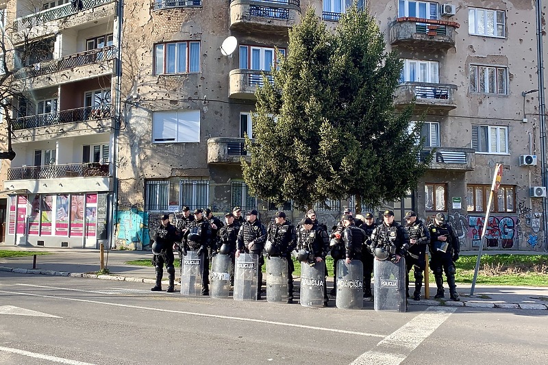 Policijske snage na zakazanoj lokaciji (Foto: T. S./Klix.ba)