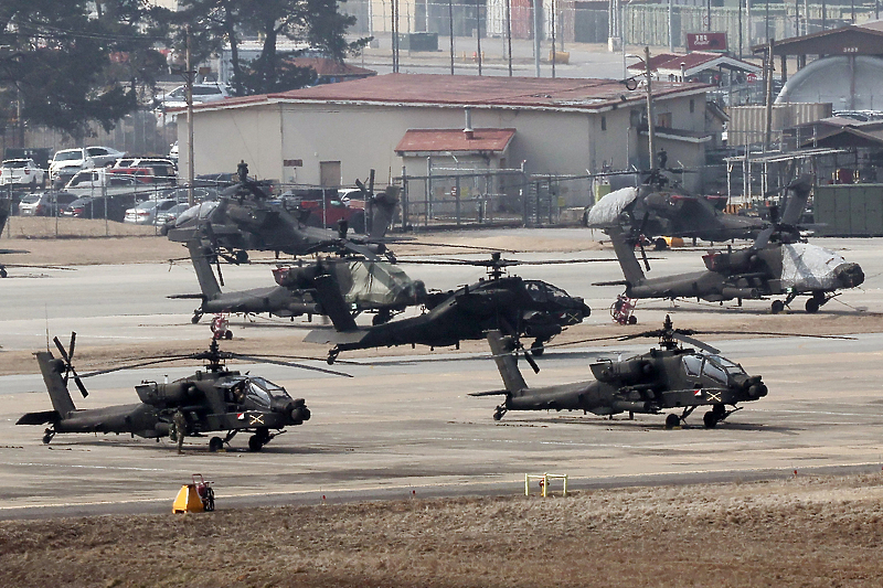 Helikopteri polijeću iz kampa Humphreys u Pyeongtaeku, Južna Koreja (Foto: EPA-EFE)