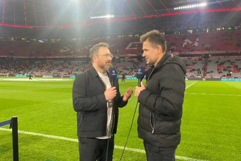 Lulić sa komentatorom švicarske televizije uoči utakmice (Foto: Instagram)