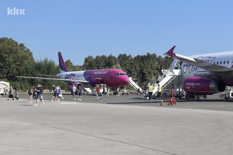 Wizz Airovi avioni na tuzlanskoj pisti (Foto: A. K./Klix.ba)