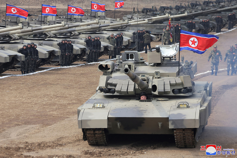 Vrhovni vođa Sjeverne Koreje Kim Jong Un vozi novi borbeni tenk tokom vježbi (Foto: EPA-EFE)