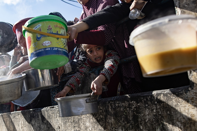 Palestinska djevojčica čeka hranu (Foto: EPA-EFE)