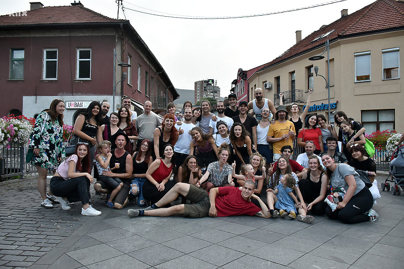 Zajednička fotografija učesnika projekta realizovanog u Zenici u sklopu Kreativne Evrope (Foto: E. M./Klix.ba)