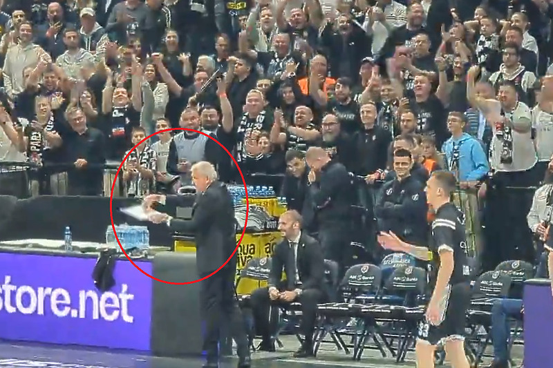 Obradović pokazuje navijačima da je potpisao ugovor (Foto: Screenshot)