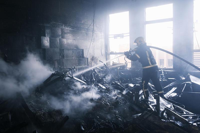 Ukrajinski vatrogasac gasi požar (Foto: EPA-EFE)
