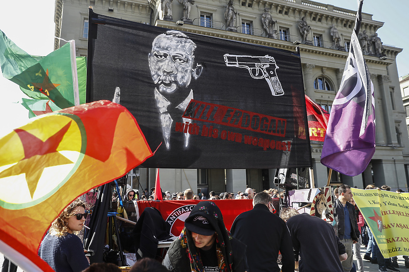 Plakat "Ubij Erdogana" na demonstracijama u Bernu (Foto: EPA-EFE)