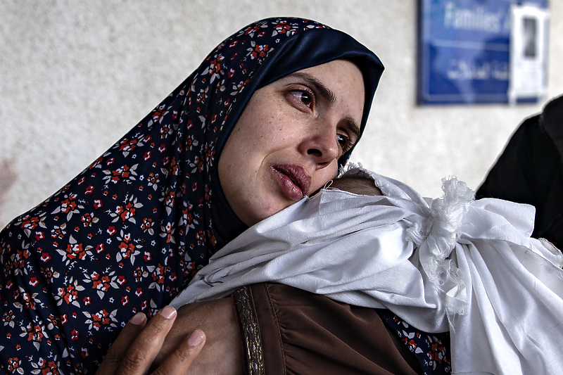 Palestinska majka drži bebu (Foto: EPA-EFE)
