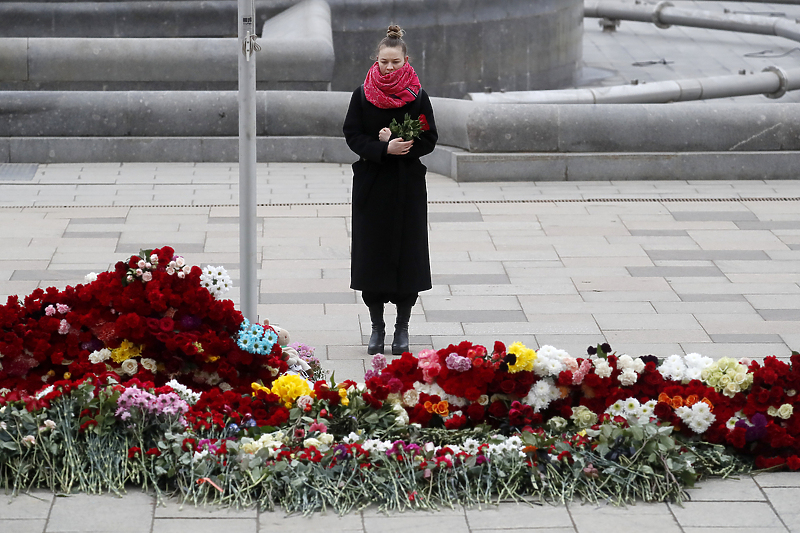 Ruskinja odaje počast žrtvama (Foto: EPA-EFE)