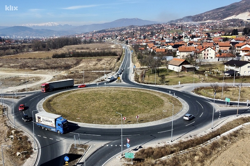 Pogled na poslovnu zonu Zenica-jug (lijevo) (Foto: E. M./Klix.ba)