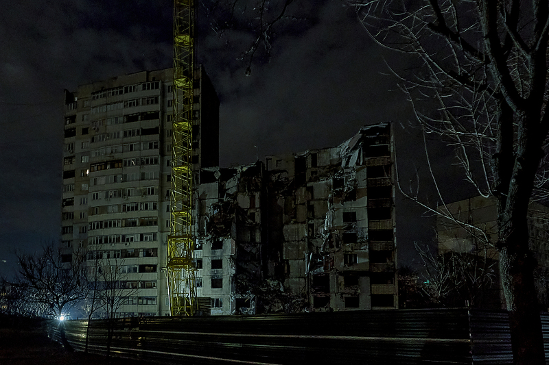 Pogled na ulicu i stambene zgrade u mraku tokom nestanka struje u Harkovu (Foto: EPA-EFE)