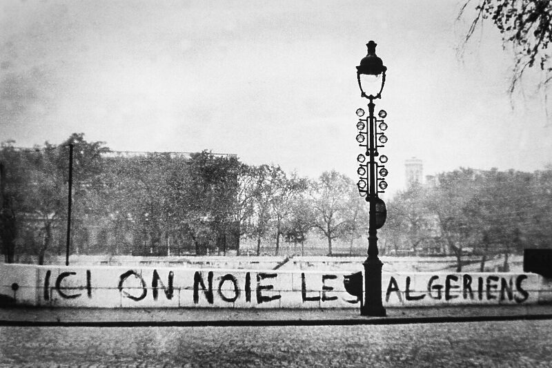 Grafit na kojem piše "Ovdje davimo Alžirce" pored rijeke Sene u Parizu (Foto: Wikicommons)