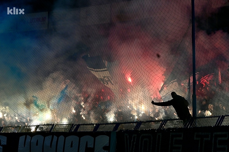 Manijaci bodre Plave s pozicije bliže stadionu (Foto: V. D./Klix.ba)