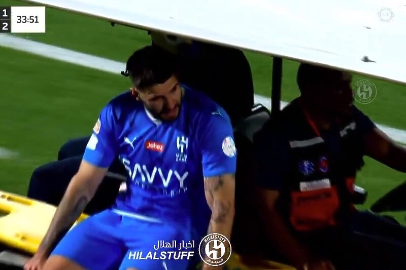 Mitrović se nije pomirio s povredom (Foto: Screenshot)