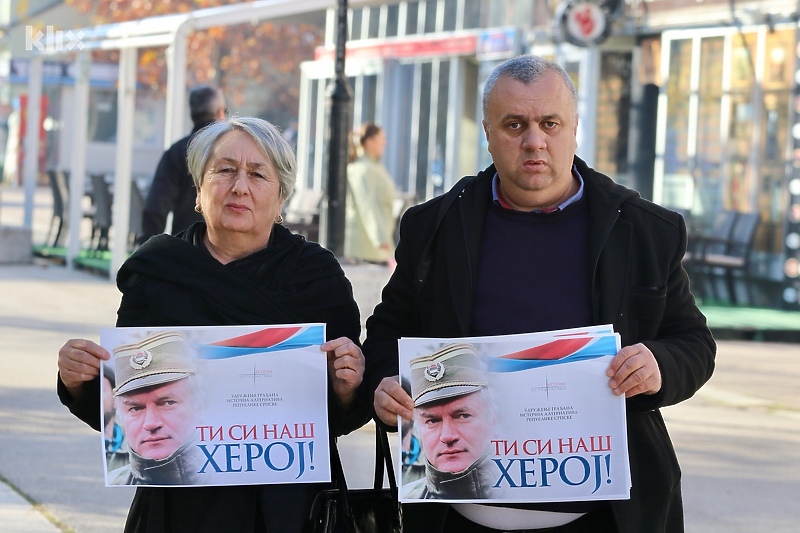 Vojin Pavlović (desno) veliča ratnog zločinca (Foto: D. S./Klix.ba)