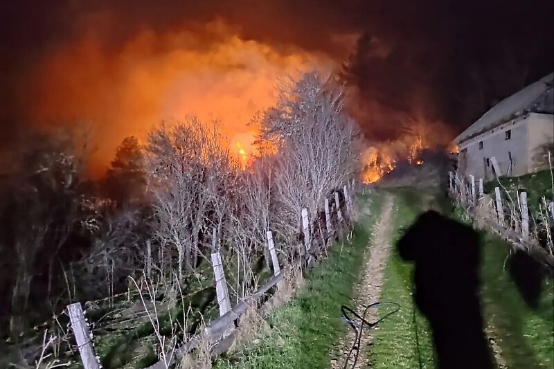 Situacija u večernjim satima u selu Košutica (Foto: Vatrogasna jedinica Istočno Sarajevo)