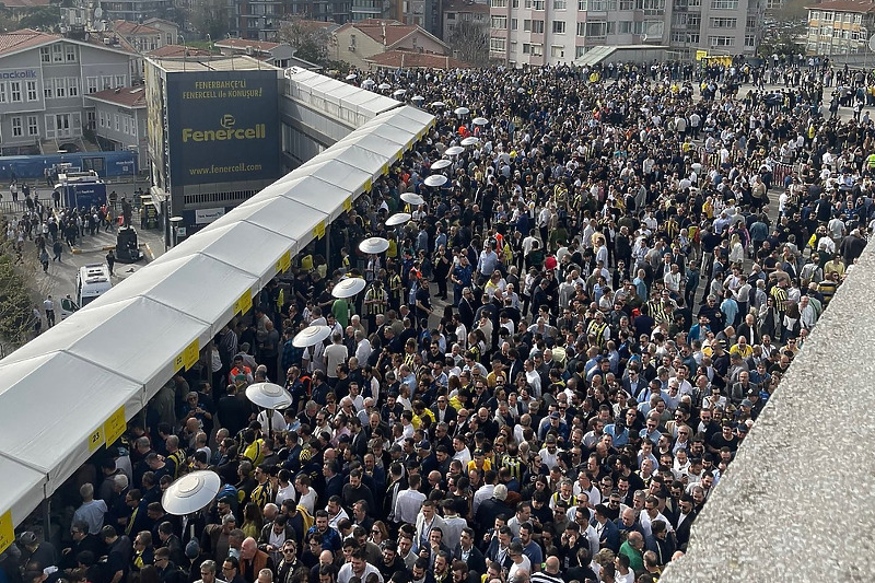 Brojni navijači ostali van stadiona (Foto: Twitter)