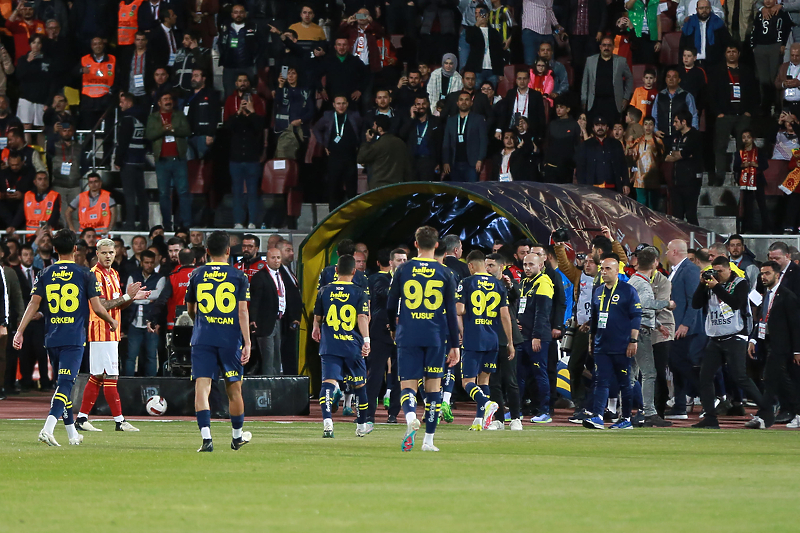 Juniori Fenerbahčea napuštaju teren u finalu Superkupa (Foto: EPA-EFE)