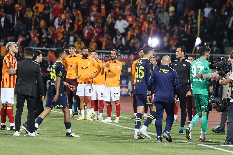 Mladi nogometaši Fenerbahčea su napustili teren protiv Galatasarya u 2. minuti (Foto: EPA-EFE)