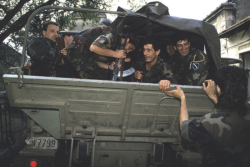 Pripadnici 41. slavne motorizovane brigade u Mostaru 1993. (Foto: James Mason)