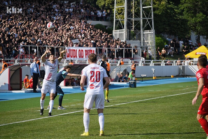 Navijači Zrinjskog su na kraju utakmice utrčali na teren (Foto: G. Š./Klix.ba)