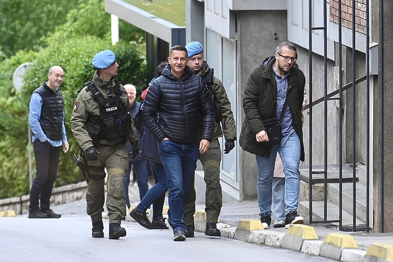 Selmanović u pratnji policijskih službenika (Foto: T. S./Klix.ba)