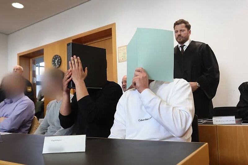 Osuđeni navijač i njegovi pomoćnici u sudnici (Foto: Twitter)
