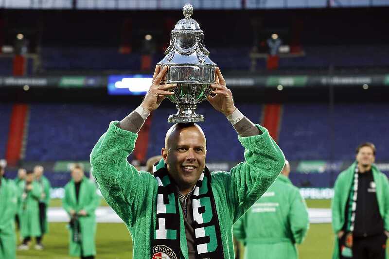 Arne Slot s trofejom Nizozemskog kupa osvojenog sa Feyenoordom (Foto: EPA-EFE)