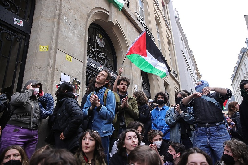 Stotinjak propalestinskih studenata okupirali kampus pariškog univerziteta Sciences Po (Foto: EPA-EFE)