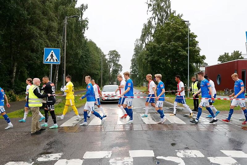 Nogometaši KFUM Oslo prelaze cestu kako bi došli do svlačionice (Foto: Twitter)