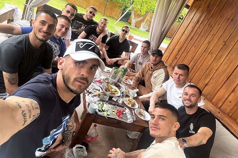 Nogometaši Željezničara proslavili 1. maj (Foto: Instagram)