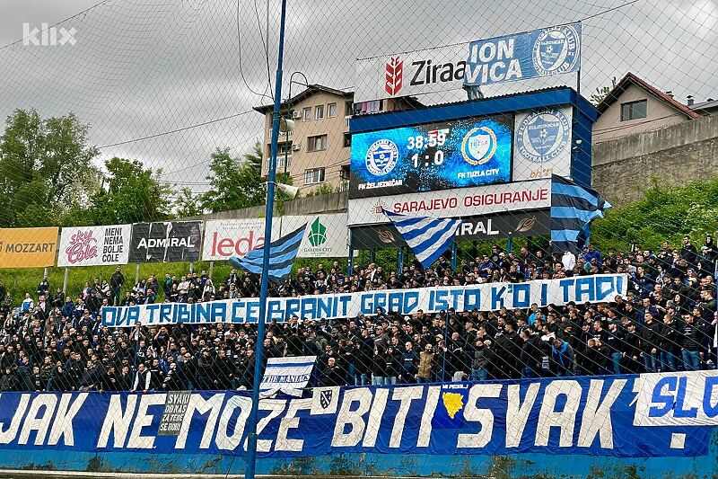 Brojne poruke Manijaka na utakmici (Foto: T. S./Klix.ba)