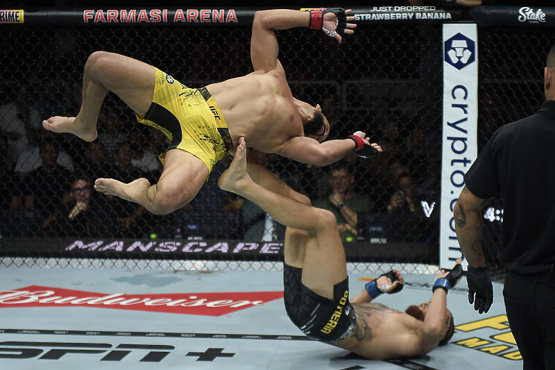 Trenutak kada je Brazilac izveo salto (Foto: UFC)