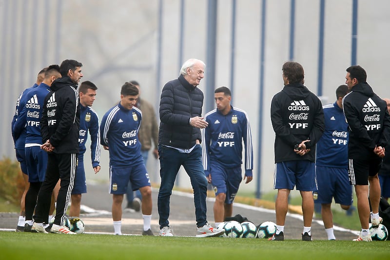 Cesar Luis Menotti kao direktor reprezentacije razgovara s igračima Argentine (Foto: EPA-EFE)