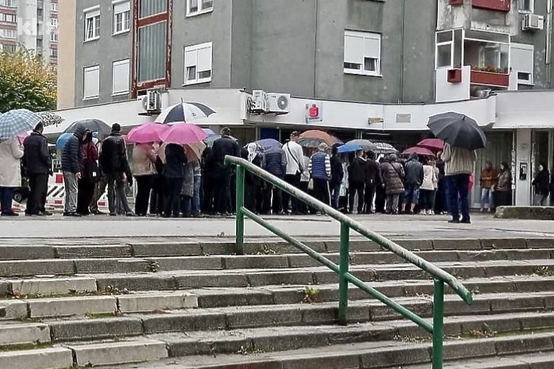 Građani čekaju u redu za izdavanje CIPS potvrde u sarajevskoj općini Novi Grad (Foto: Čitatelj)
