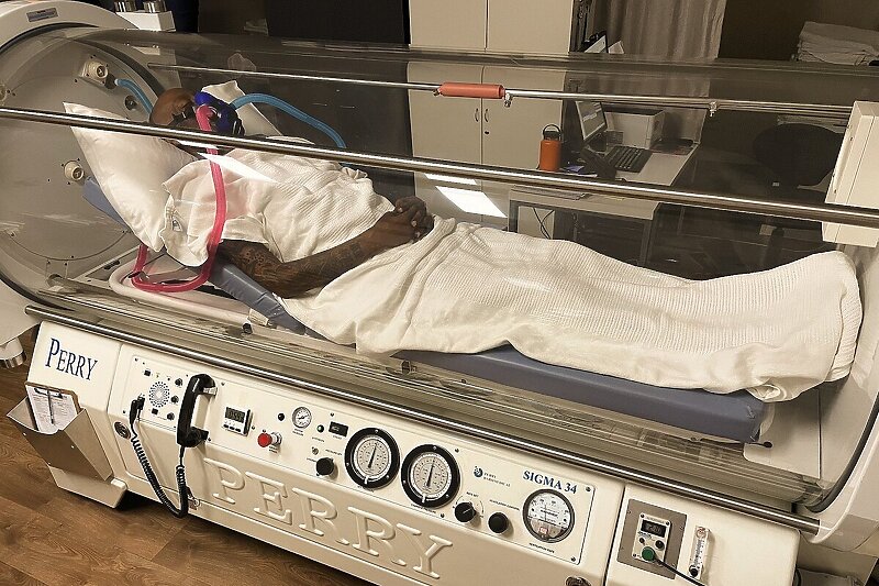 Williams je prije dva mjeseca objavio fotografiju s liječenja iz hiperbarične komore (Foto: Twitter)