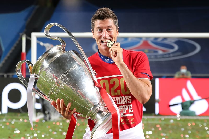 Lewandowski s medaljom i peharom Lige prvaka (Foto: Bayern Munchen)